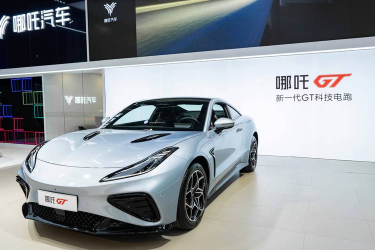 深圳171哪吒汽车在智能汽车领域的表现，领途汽车在新能源汽车市场中的影响力